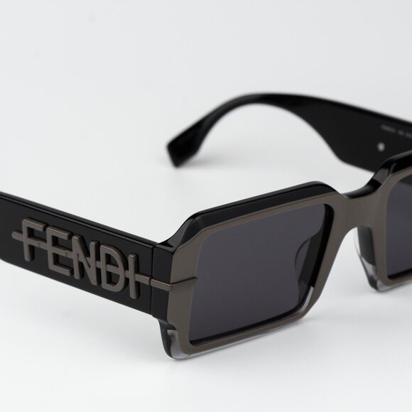 Fendi FENDIGRAPHY Men Sunglasses Rectangle Black Smoke FE40073U 05A BRAND NEW - Picture 4 of 11